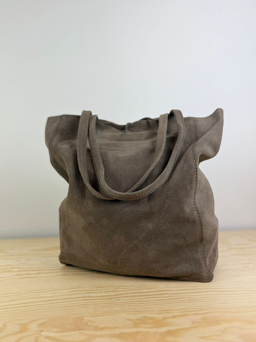 Mia schoudertas suède - Taupe 🤎