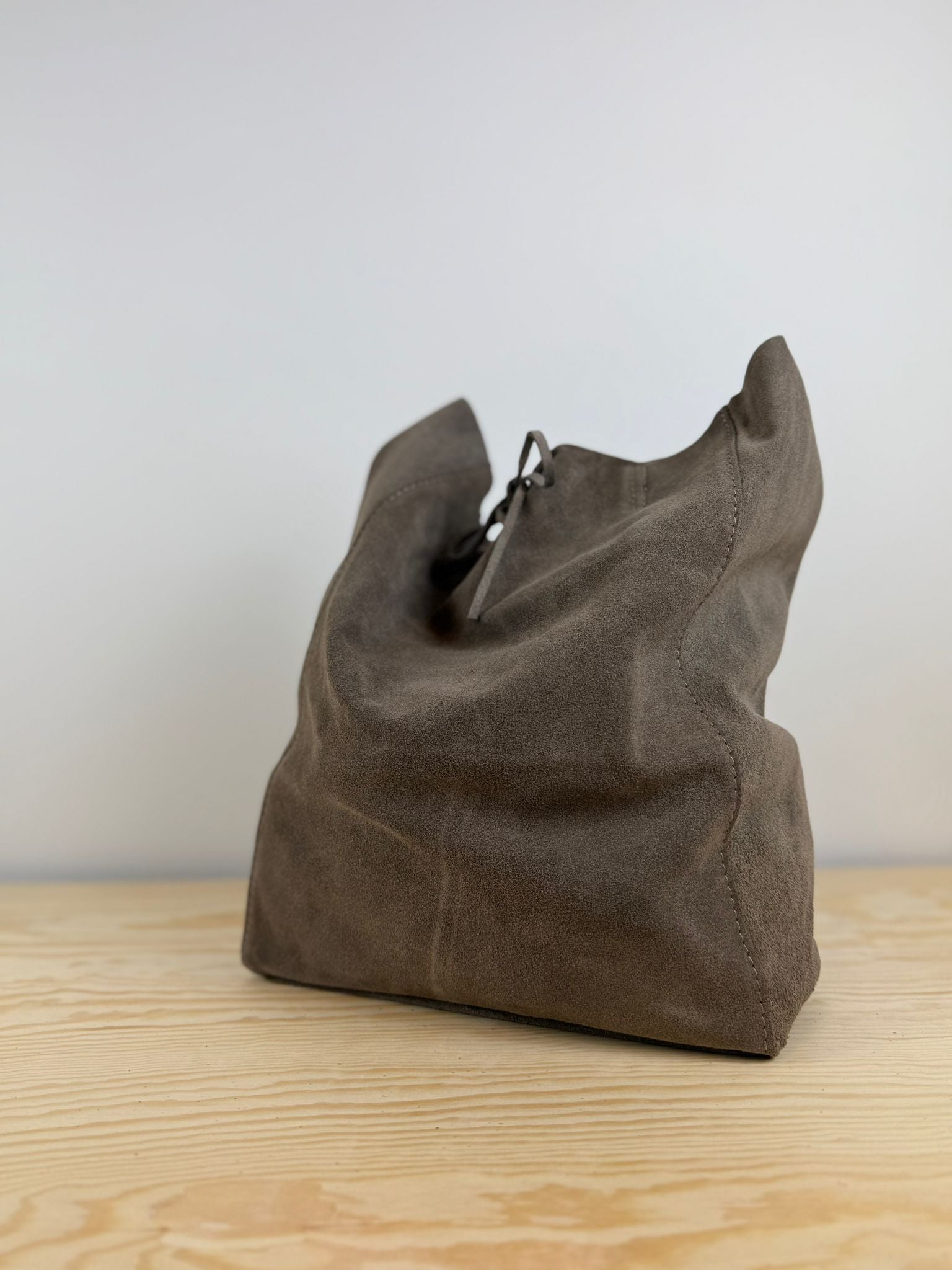 Mia schoudertas suède - Taupe 🤎