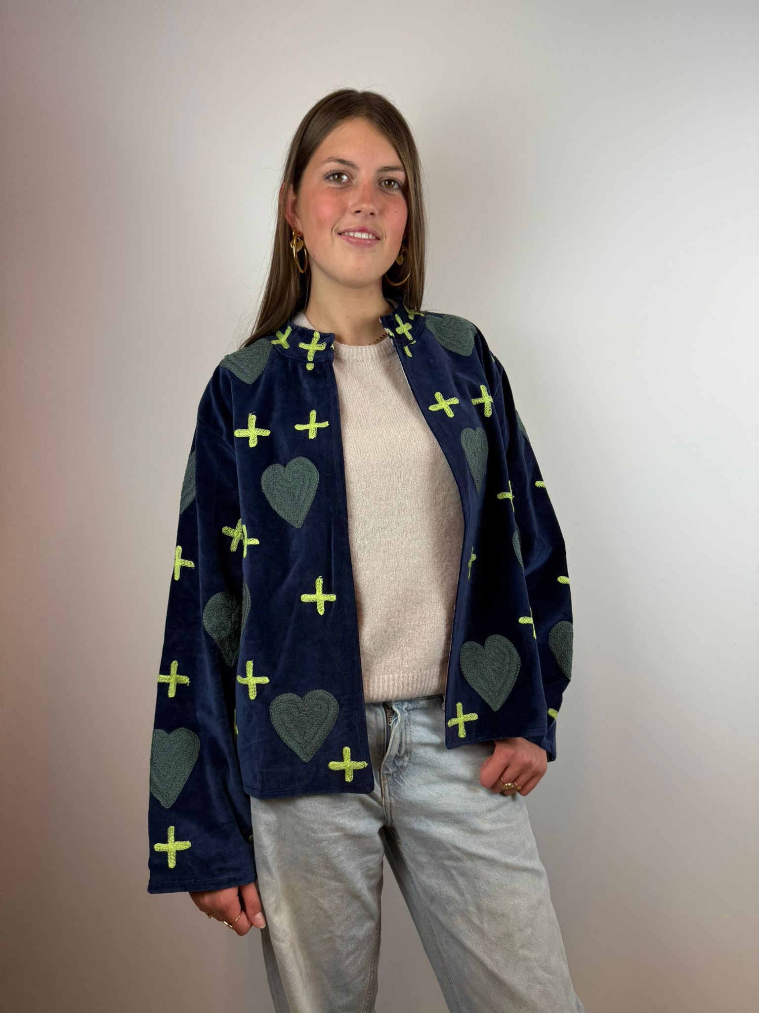 Juliëtte - handgemaakt fluwelen jasje hartjes 🩶