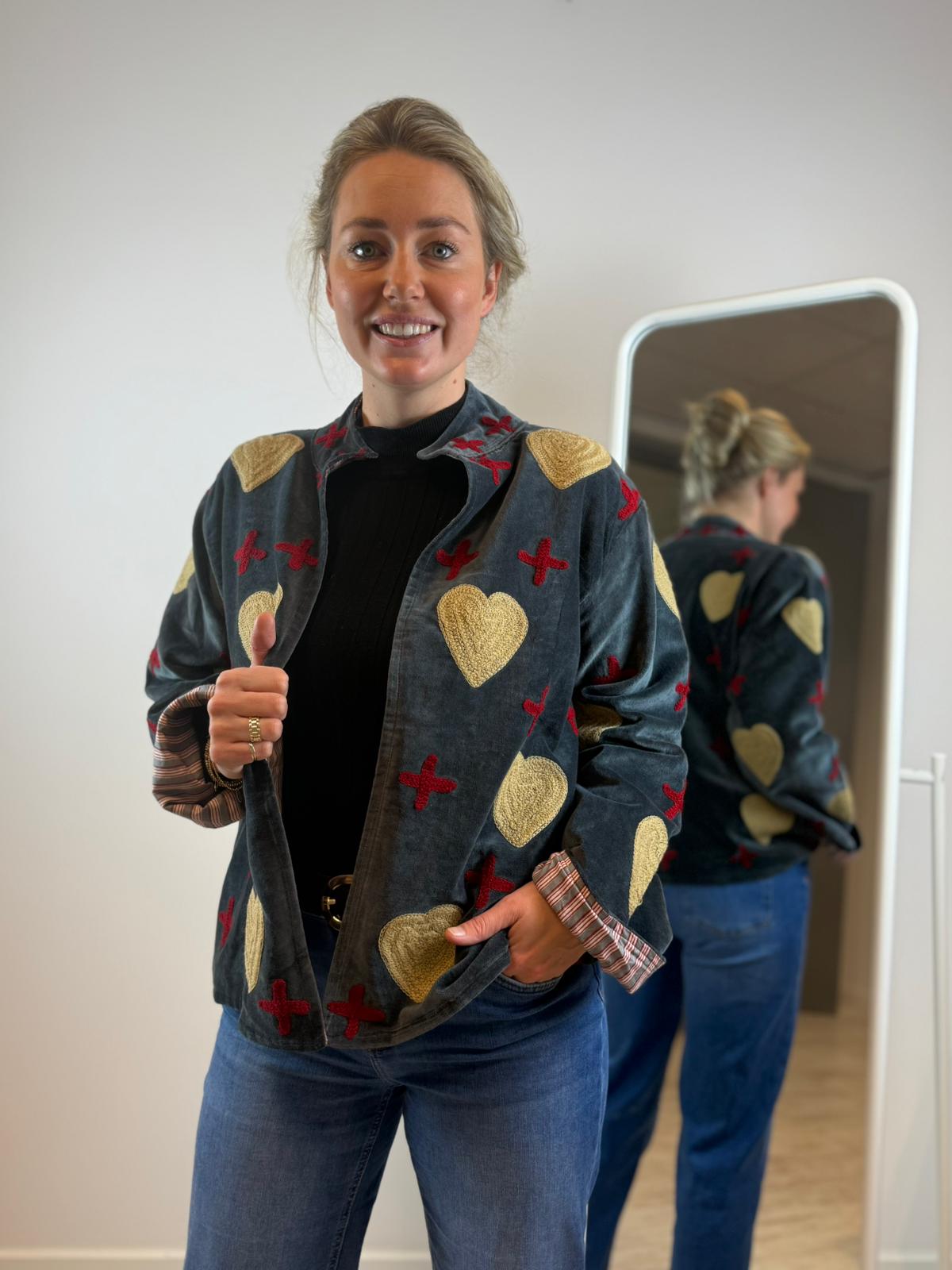 Juliëtte - handgemaakt fluwelen jasje hartjes 💛